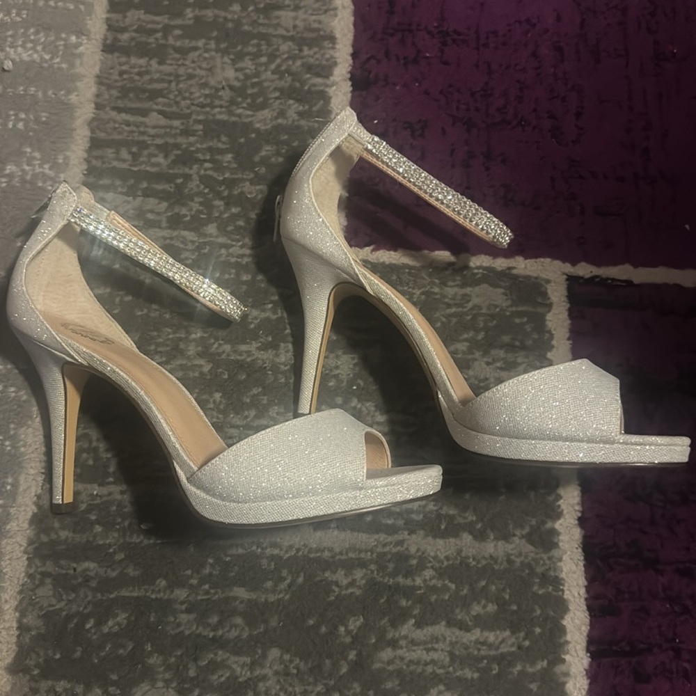 Silver heels - Picture 5 of 5